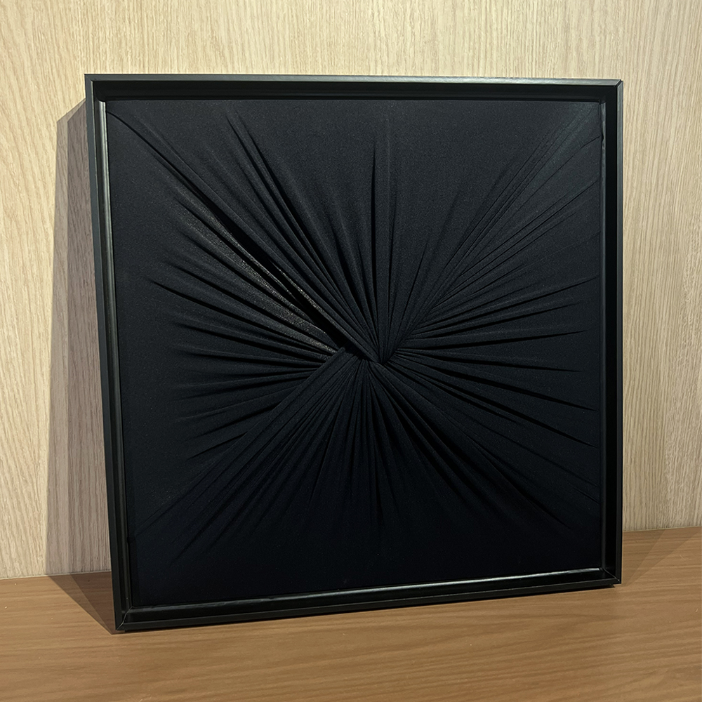 Quadro Artesanal Abstrato Têxtil Repuxado Preto Sem Vidro 50x50cm Quadro Artesanal Abstrato Têxtil Repuxado Preto Sem Vidro 50x50cm